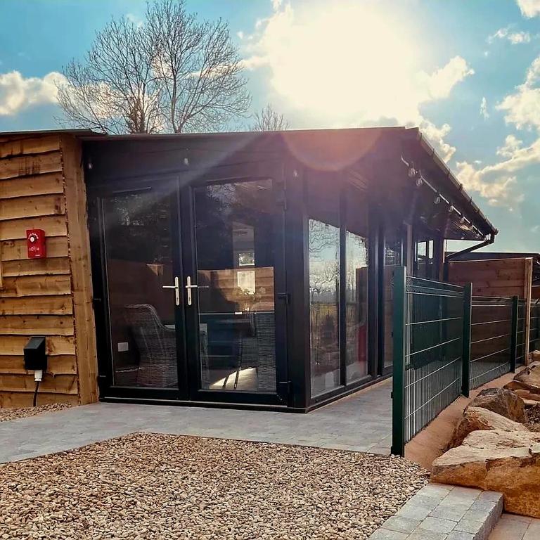 Walsh's Mill Lodges & Linen House - B&B Maghera