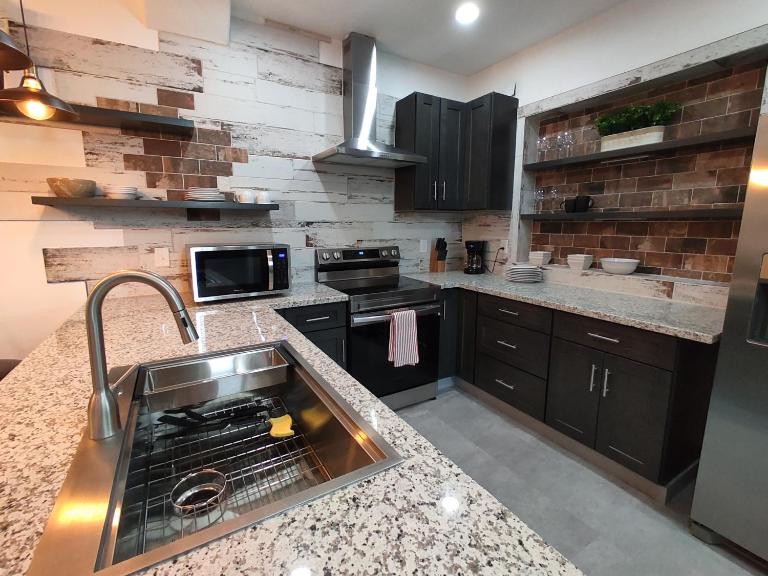 New house with comfortable king beds - B&B Medford