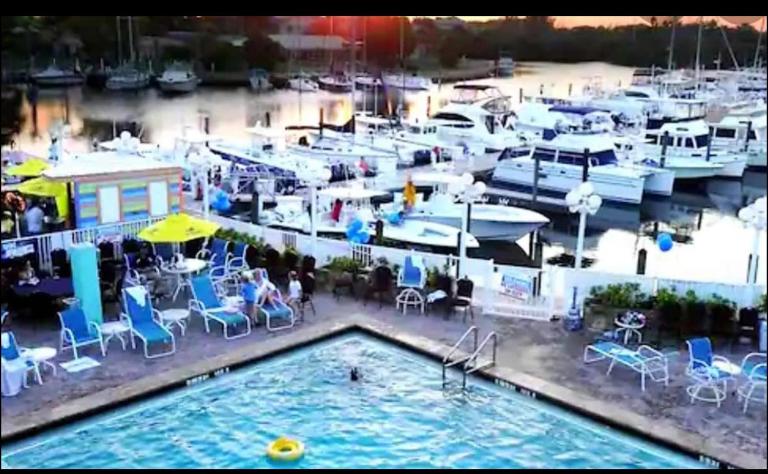 Remodeled, Huge Pool, Tiki Bar & Grill, Quiet Room - Chambres d'hôtes Sarasota