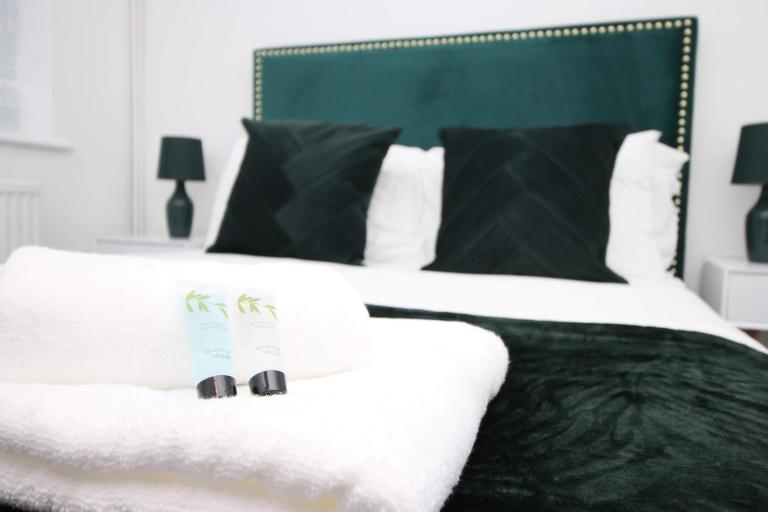 2 Bedroom House on Holmes Hill Road- Free Parking, Wi-Fi & Patio - Bed and Breakfast Bristol