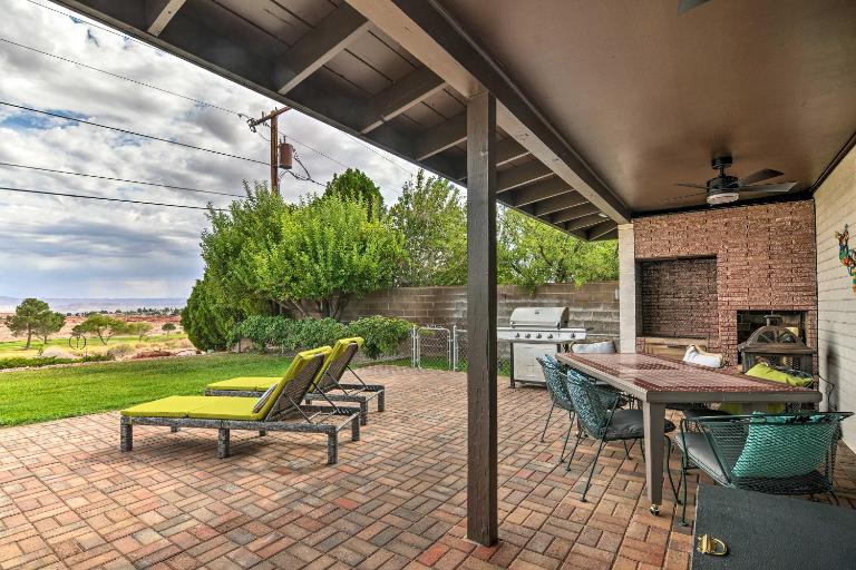 Lake Powell Views: Mid-Century Home in Page - Bed and Breakfast Page