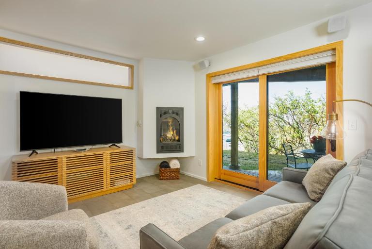 Downtown Contemporary Coastal Condo - B&B Anchorage