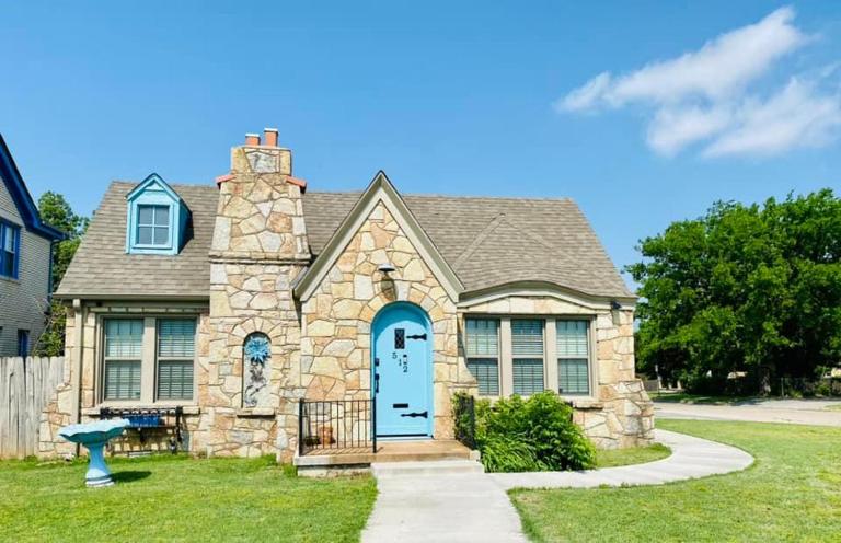 1 mile to Fort Sill! The CaroleBelle Cottage sleeps 8 with hottub,grills,firepit - Ferienwohnung Lawton