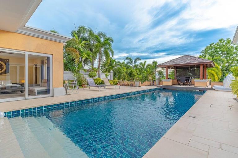 Pattaya Luxury 4BR Pool Villa-BBQ, Karaoke & Pool Table for Families & Group of Travellers - Bed and Breakfast Ban Nong Prue