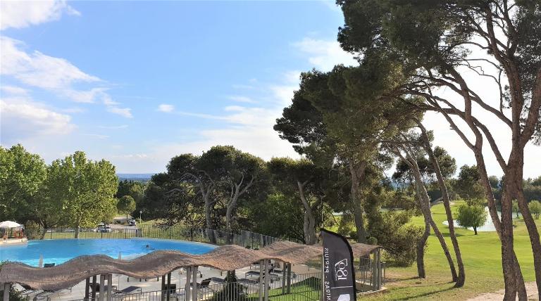 Côté Golf, bel appartement RDC avec terrasses dans Golf, piscine, tennis, à 5mn de l'Isle sur la Sorgue - B&B Saumane-de-Vaucluse