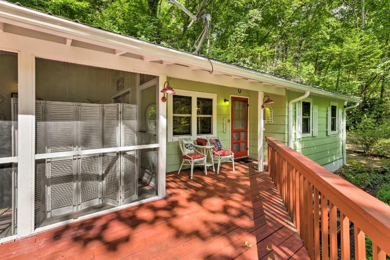 Smoky Mtn Cottage on Creek w/ Lanai & Forest Views - B&B Franklin