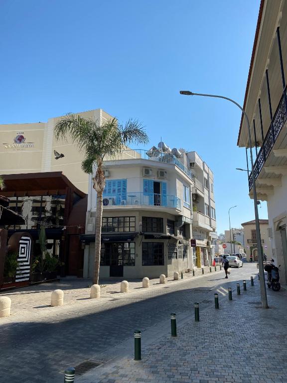 2 bedroom apt in Ermou 4 minute walk beach - B&B Lárnaca