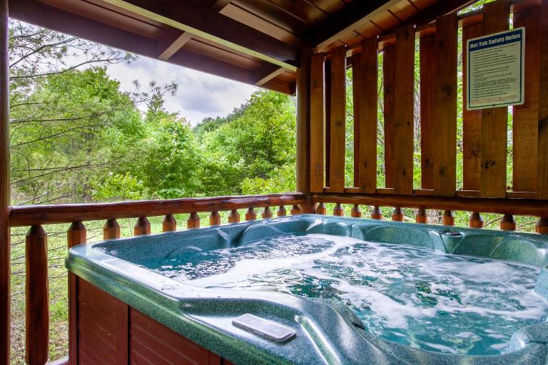 Alpenhaus Cozy Log Cabin - 2 Bedrooms, Hot Tub, amazing location! - B&B Pigeon Forge