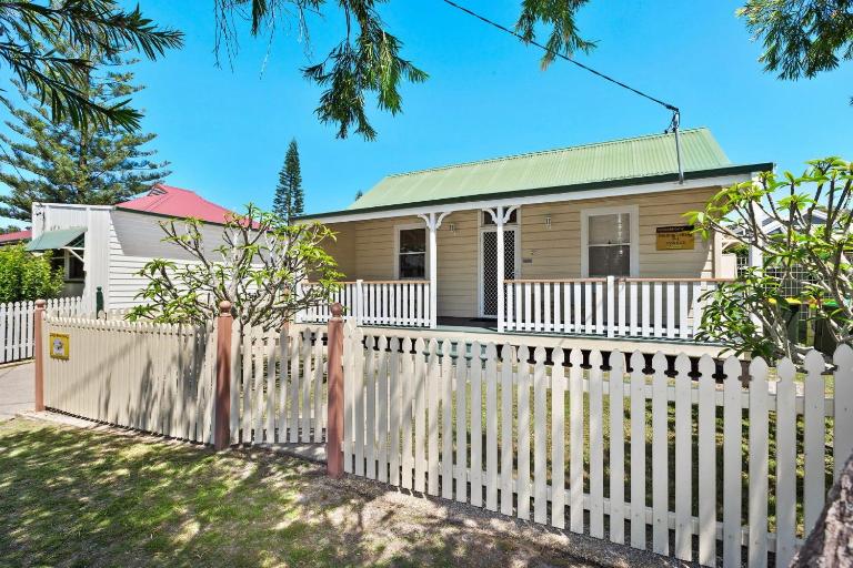 PJ's Cottage - Bring your own linen. - B&B South West Rocks