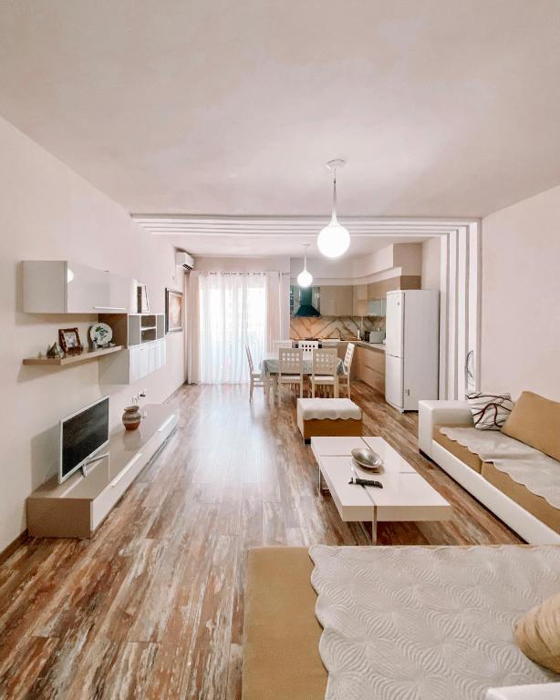 Cozy and spacious two bedroom apartment in Shengjin - Ferienwohnung Shëngjin