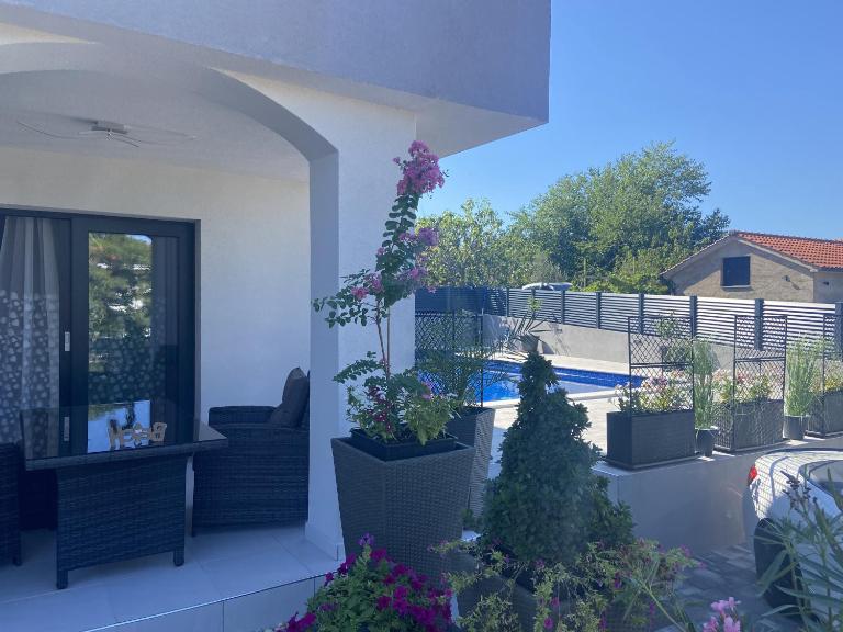 HelaMoni, New 5 Star 2 Person apartments with pool - Chambres d'hôtes Malinska
