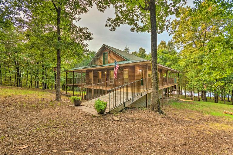 Deck + Fire Pit: Lakefront Hideaway in Scranton! - Bed and Breakfast Scranton