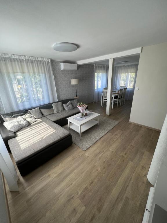 VillaVõru, SAUNA, GARDEN, BARBECUE, PLAYHOUSE and AIR CONDITIONING - Ferienwohnung Werro