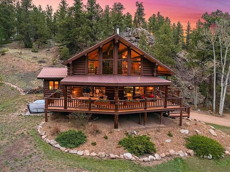 Classic Log Cabin near Rocky Mountain National Park and near Skiing - Bed and Breakfast Lyons
