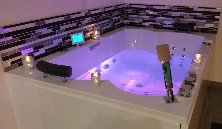 L'instant spa et sa terrasse privative - B&B Mont-Saint-Sulpice