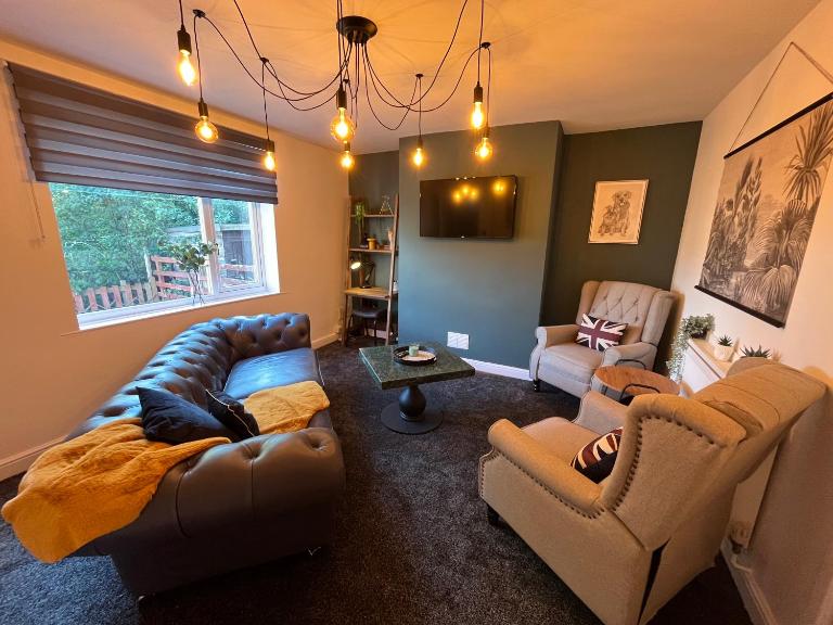 Modern three bedroom home, Hoyland, Barnsley - B&B Hoyland Nether