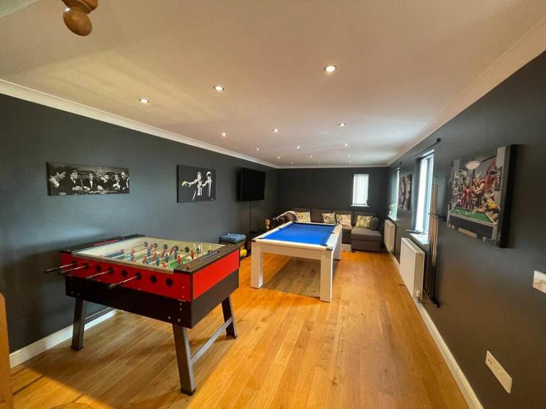 Luxury 4-5 Bed Home with Games Room and Balcony - B&B Newtown
