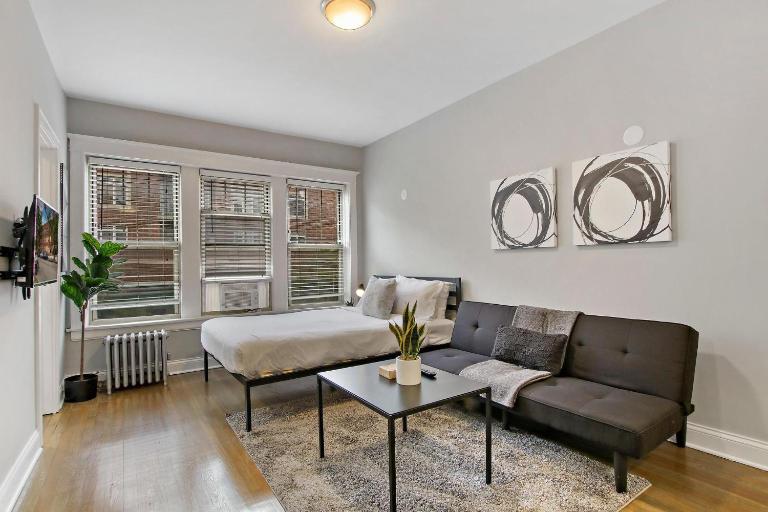 Stylish Studio Apartment in Portage Park - Pensacola 2N - B&B Chicago
