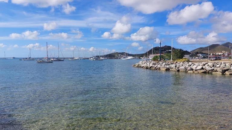 Appartement PIEDS DANS L'EAU VUE MER ACCES PLAGE ET PISCINE - B&B Marigot