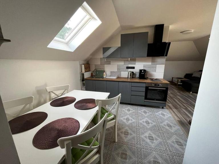 Příjemný podkrovní byt s parkováním na pozemku. - B&B Tršice