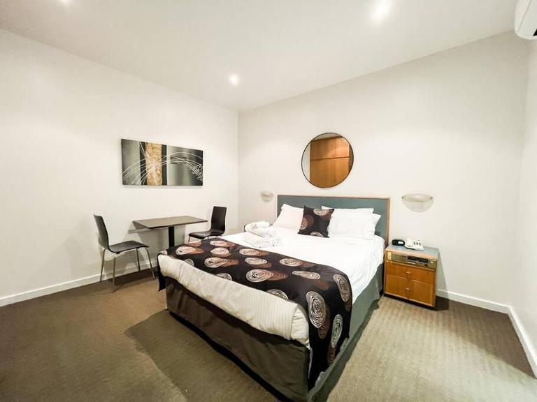 Studio 427/247 gouger st ex hotel room in city - B&B Adelaide