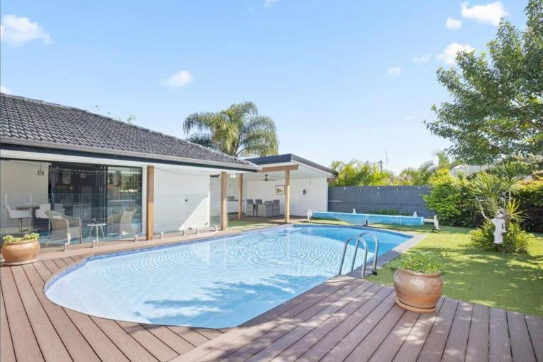 Ultra Modern & Relaxing Inner City 4bed House - with a Private Pool - 10mins walk to Beach - Ferienwohnung Gold Coast