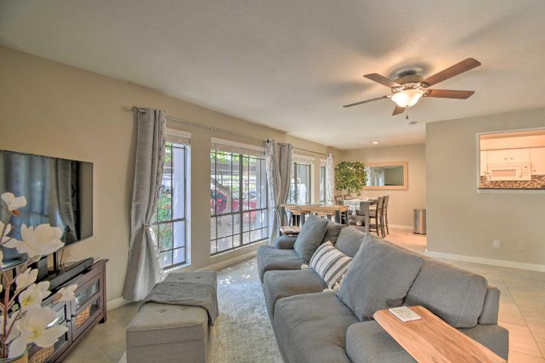 Sleek Phoenix Condo: Walk to Biltmore Fashion Park - Bed and Breakfast Phoenix
