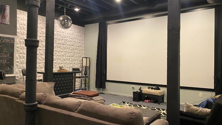 160inch Home Movie Theater- Great for movie night! - Chambres d'hôtes Omaha