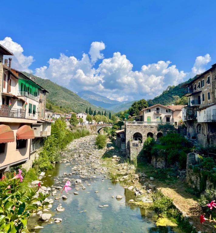 Casa Valentino in Via Liberale Isolabona Sleeps 8 Isolabona Italy - B&B Isolabona