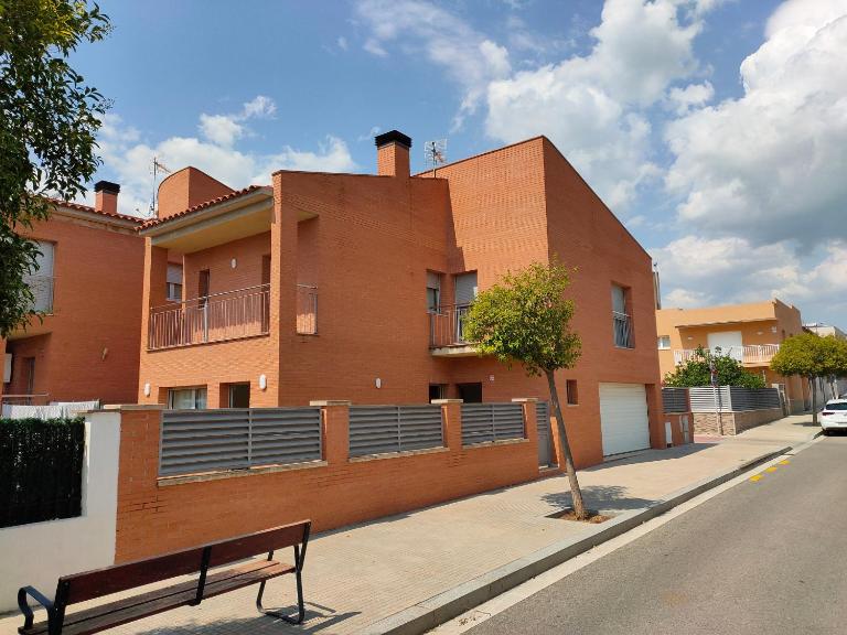 Chalet amplio con Jardín y zona barbacoa. - B&B Reus