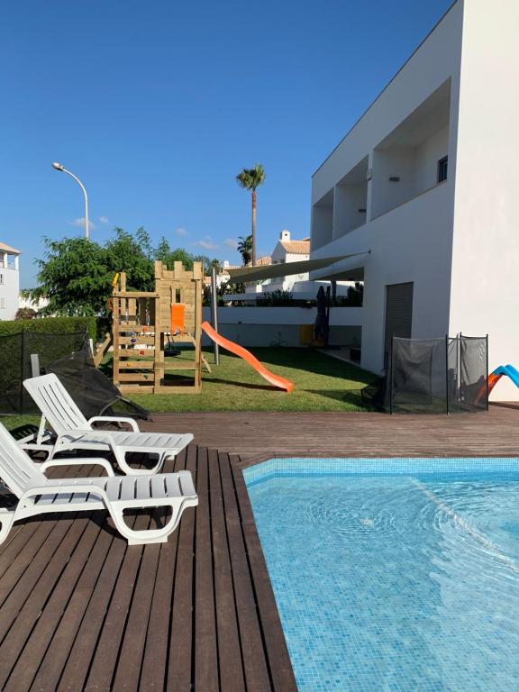 Villa dos Salgados - Beachfront, 6 Golf Courses, 6BDR - Bed and Breakfast Guia