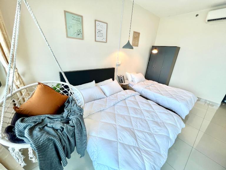 A 1-4 pax Cozy Studio TV Box Pool 100mps Wifi 3 bed Trefoil Setia Alam - B&B Setia Alam