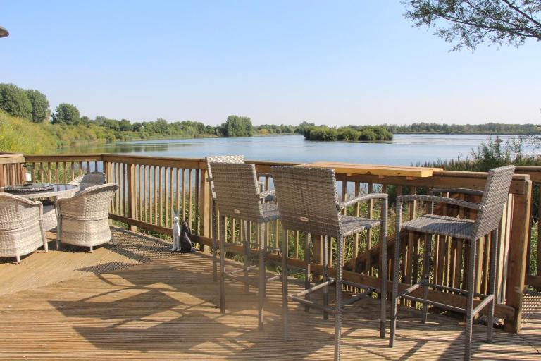 Coot Cottage - holiday house with fantastic lake views - Chambres d'hôtes Somerford Keynes