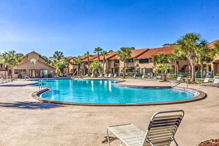 Walk to Beach: Modern PCB Townhome w/ Patio - Chambres d'hôtes Panama City Beach