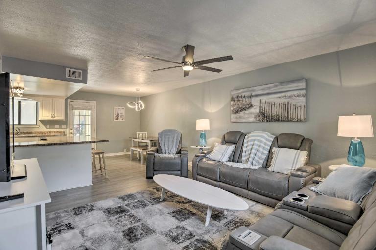 Walk to Beach: Modern PCB Townhome w/ Patio - Chambres d'hôtes Panama City Beach