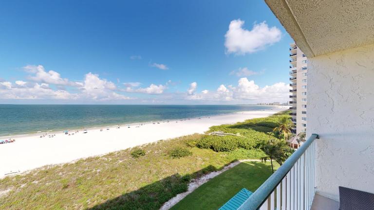 Beachfront Living at the Apollo I On-Site Sunset Grille Tiki/Restaurant - B&B Marco Island