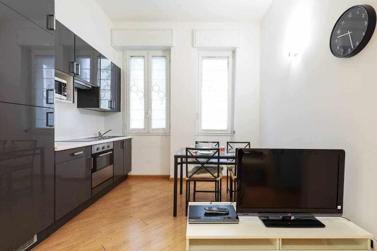 SV18C –Charming modern flat S. Ambrogio - B&B Milan