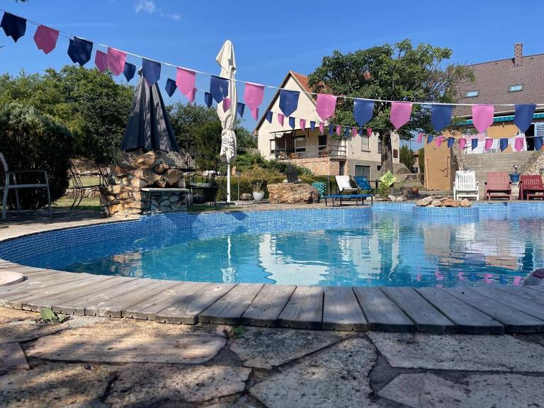 LakePark Garden Villa with swimming pool & park - B&B Bekecs