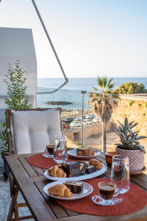 Cretan Sea View Apt 8mins to beach,old town, city - B&B La Canea