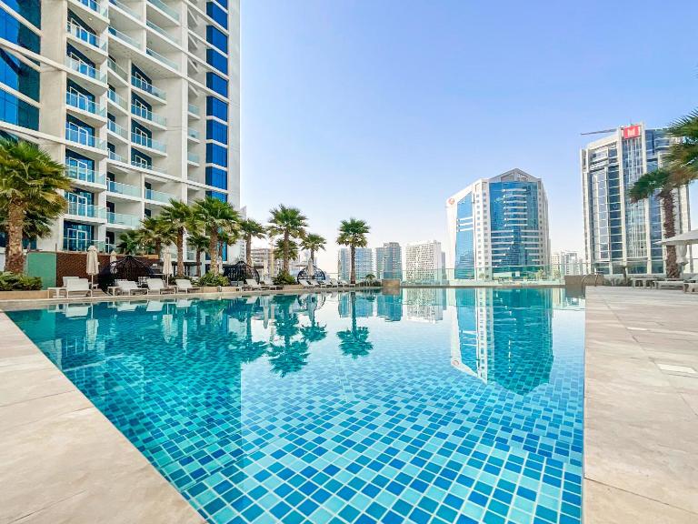 HiGuests - Roomy and Chic Studio with Panoramic Canal Views - Bed and Breakfast Dubai