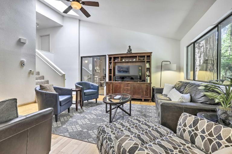 Tranquil Guerneville Home w/ Redwood Views - B&B Guerneville