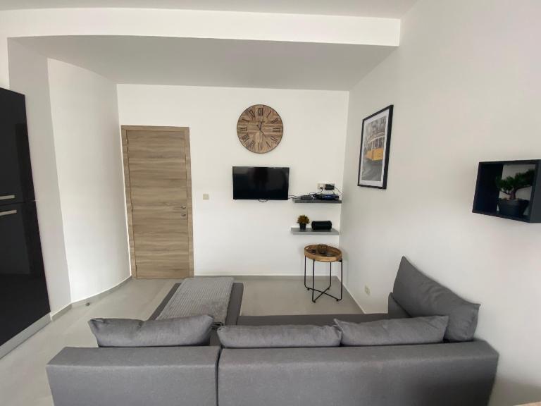 1-C Bel appart calme climatisé parking gratuit privé sur demande - Ferienwohnung Charleroi