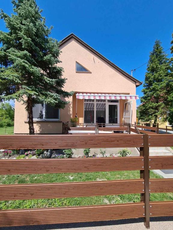Két szobás, teraszos, kertes vendégház - Ferienwohnung Balatonmáriafürdő