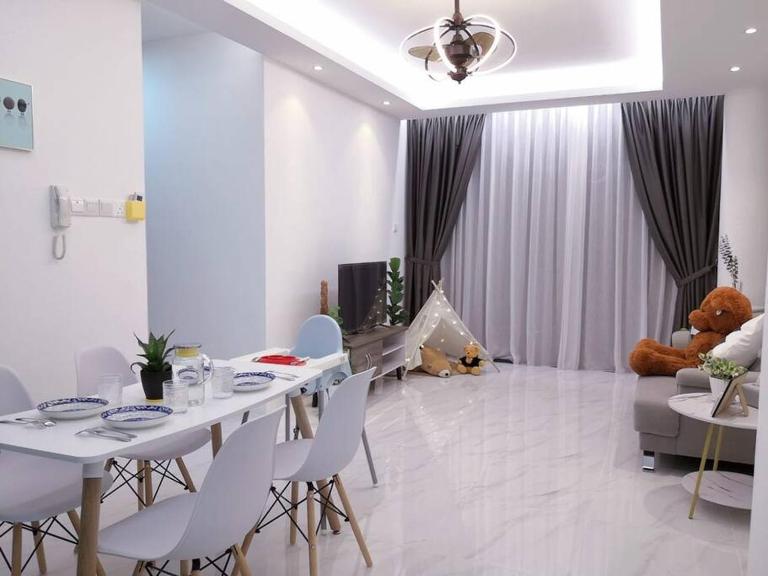 Hanns&KingBed&WIFI&Pool& Parking&Sauna&Sunshine Classic Comfort Homstay - B&B Sibu