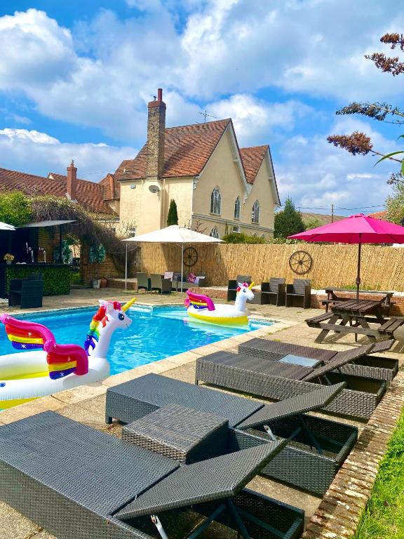 Grade II Listed Farmhouse, Pool, Hot Tub, Games Room, Celebration Hall, Car Park, 10ppl, 45 min from Central London - Bed and Breakfast Stapleford Tawney