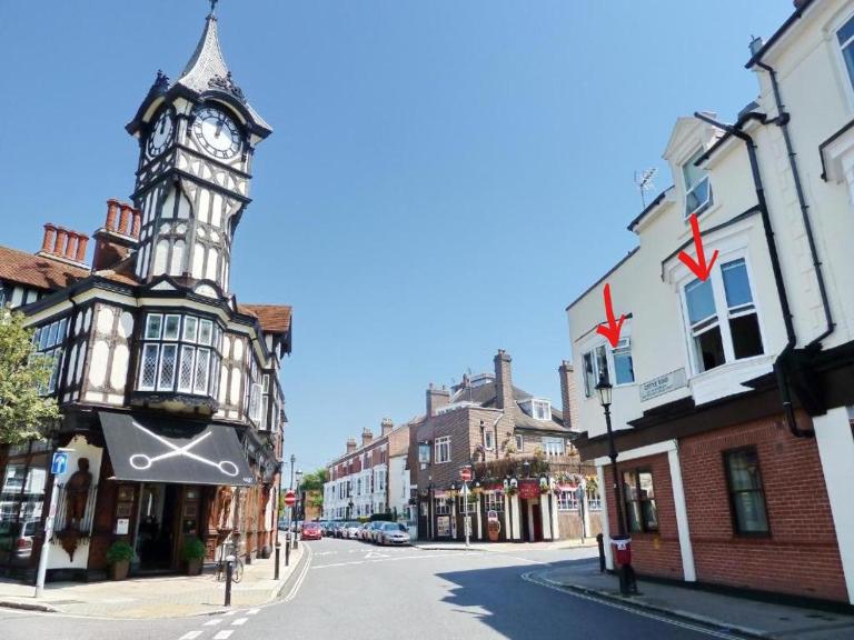 The Clock Tower Apartment - Spacious, Modern, 2 Bedroom Apartment , Southsea with Free parking - sleeps 4 - B&B Portsmouth
