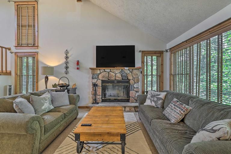 Tannersville Townhome, Near Camelback Mtn! - Bed and Breakfast Tannersville