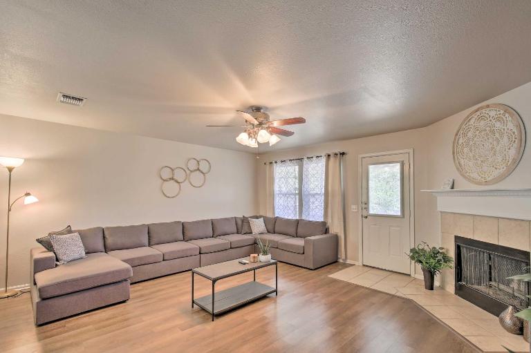 San Antonio Getaway w/ Game Room, Near SeaWorld! - Bed and Breakfast San Antonio