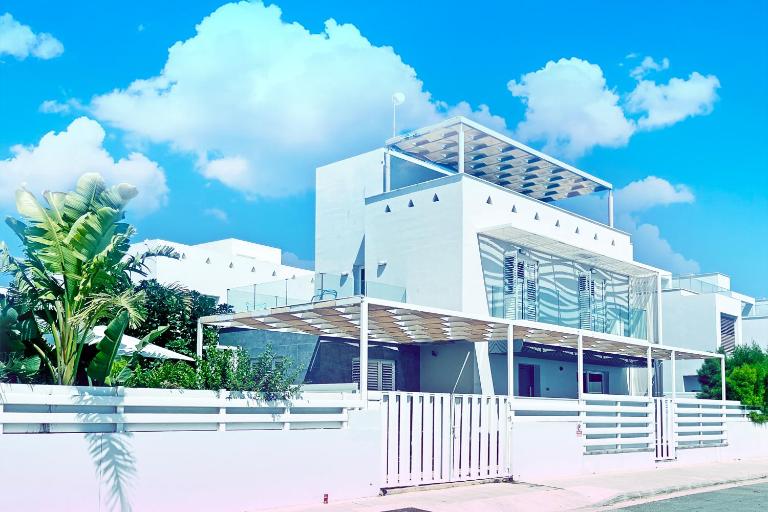 Nissini Shell, 3 bedroom villa with private pool at Nissi Beach - Ferienwohnung Agia Napa