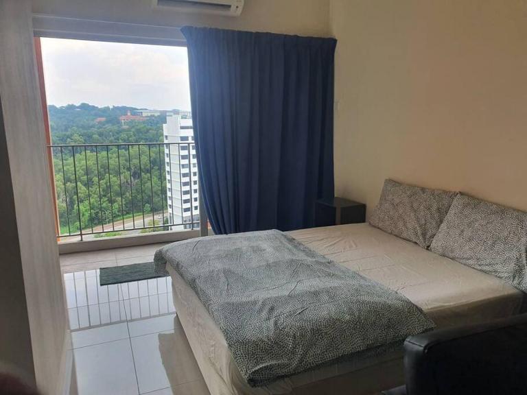 Lovely studio condo with balcony & pool @ Suria Jelutong - Ferienwohnung Shah Alam
